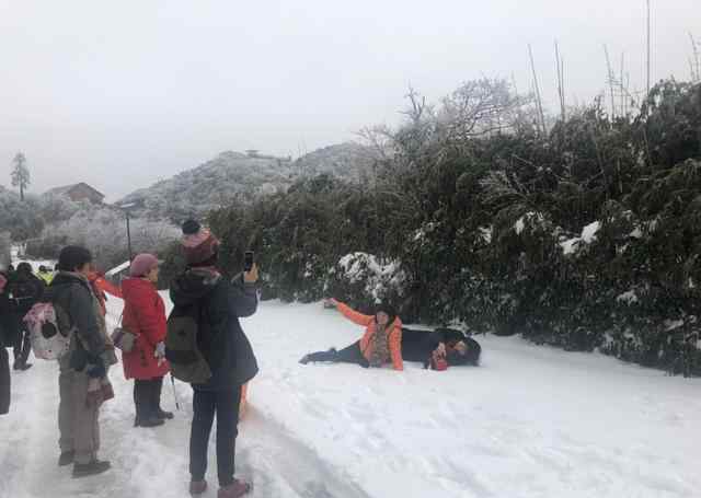 金佛山還有雪嗎 金佛山今天又下雪了，周末去看雪女性還免門票