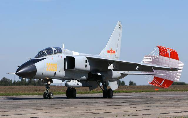 遠程打擊手術刀：JH-7“飛豹”戰(zhàn)斗機