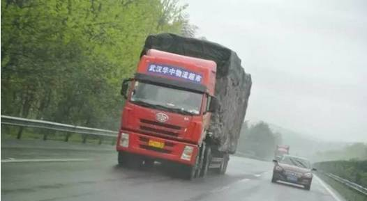 長(zhǎng)沙突發(fā)慘烈車(chē)禍！4人死亡，3人受傷，現(xiàn)場(chǎng)觸目驚心！