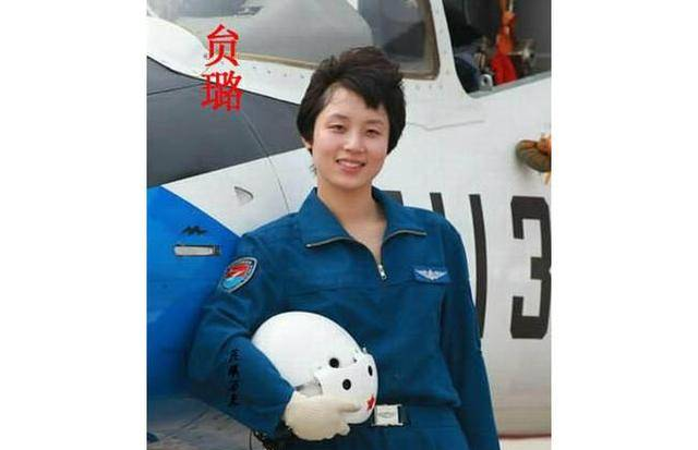 那是空軍著名靚女飛行員，擅長(zhǎng)駕駛殲擊機(jī)，還是神八后備航天員