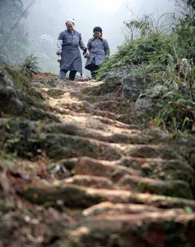 50年親手鑿出6000級階梯，愛情天梯的故事，曾讓多少人潸然淚下