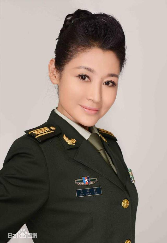 軍事頻道美女主持衛(wèi)晨霞，第一位走上世界屋脊的女中將主持人