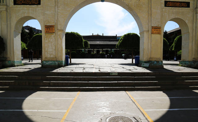 西北行：東關清真大寺匾額意味深長