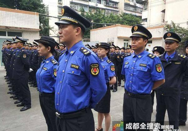 成都城管執(zhí)法隊伍全面“換裝” 新服裝長啥樣？