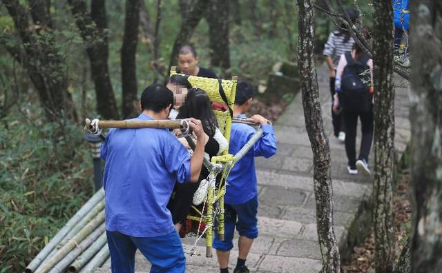 你在黃山旅游乘坐過滑竿嗎？小編怎么感覺坐在滑竿中會有點怕怕的