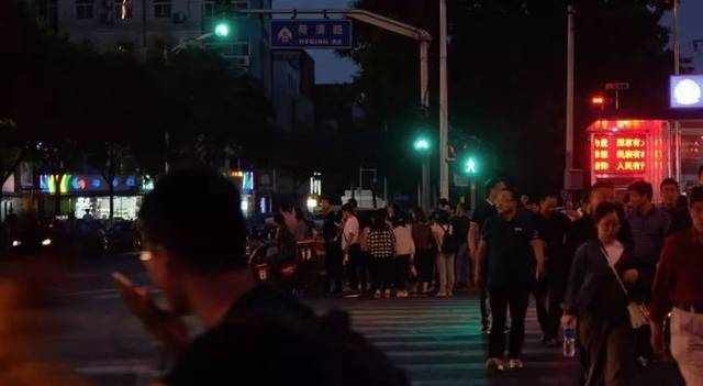 夜店興衰和混跡于其中的人們 | 這里是五道口，年輕人很多①