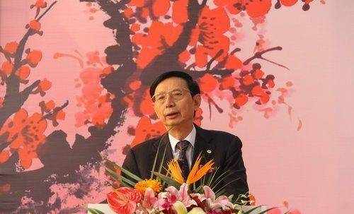 失去自由20年，54歲靠20萬(wàn)下海，71歲身家百億，卻生個(gè)坑爹的兒子