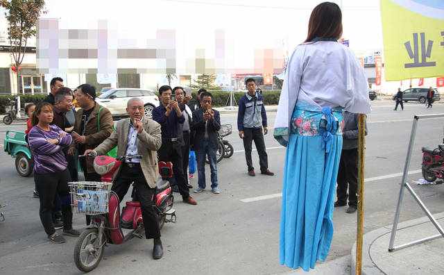 街頭的懸浮術(shù)原來是這樣，看過了，你也可以懸浮空中