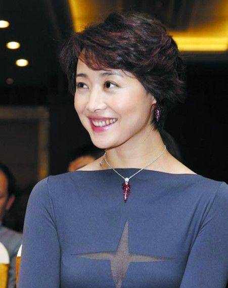 51歲劉蓓近照，和5婚老公離婚后再嫁前夫，繼子長的比鹿晗還帥