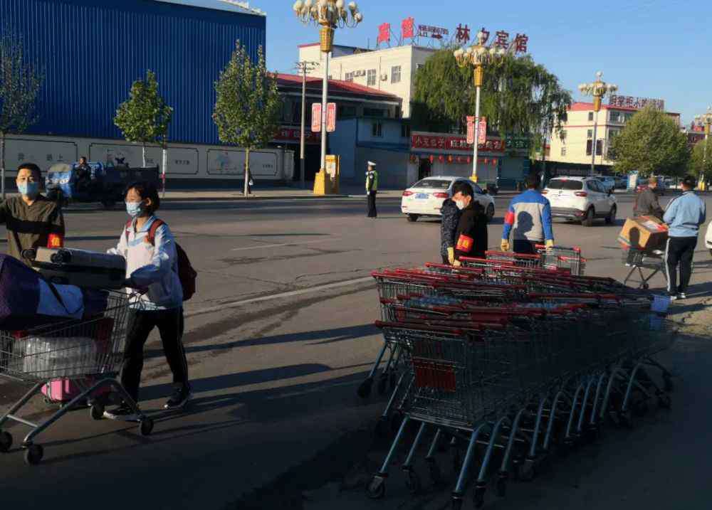 徐水一中 徐水高三學(xué)生今日返校復(fù)學(xué)！公安護(hù)航！