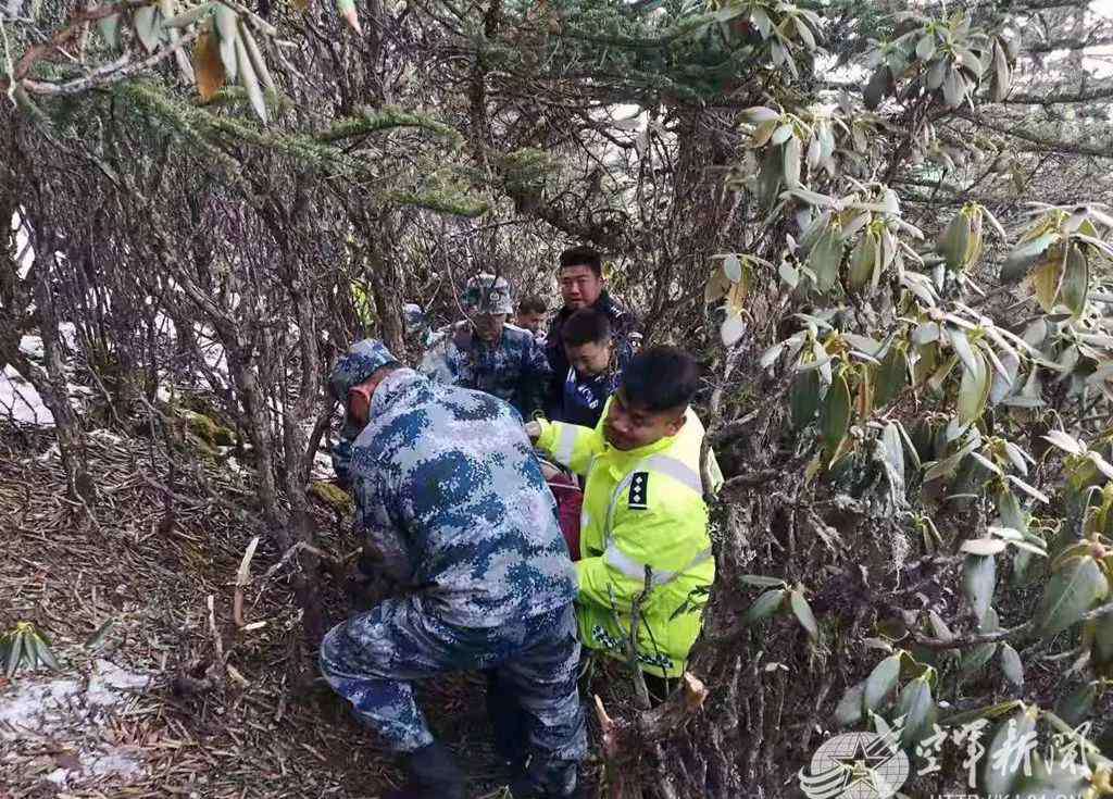 張俊勇 好樣的！海拔4700米高山上的危急時刻，“空軍藍(lán)”又出手相助了……