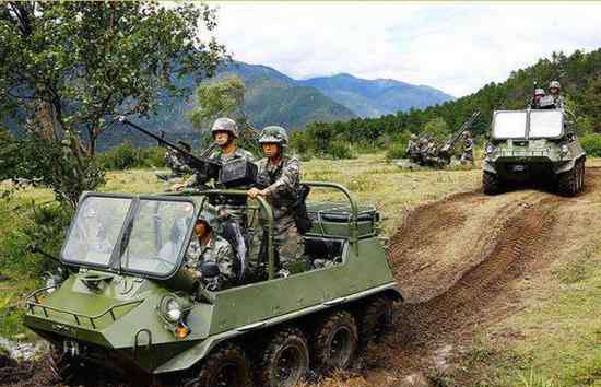 山貓全地形車 我軍這輛小車復(fù)雜地形卻能健步如飛 原來全靠8輪驅(qū)動