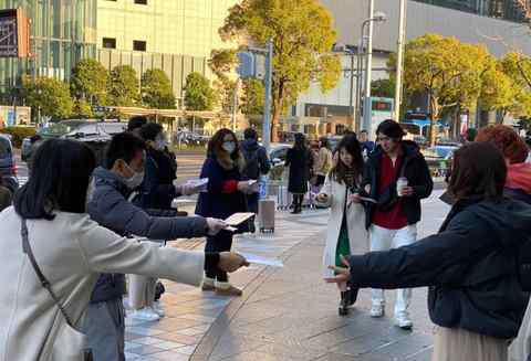 眾發(fā) 中國女孩在東京街頭為民眾發(fā)口罩 這是來自武漢的報恩