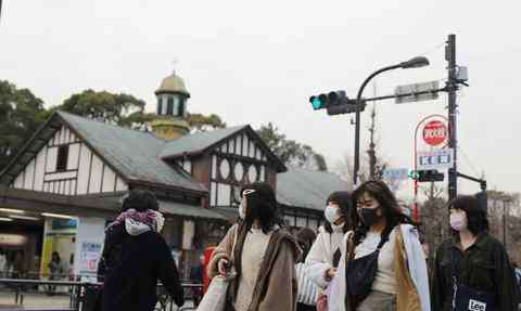 眾發(fā) 中國女孩在東京街頭為民眾發(fā)口罩 這是來自武漢的報恩