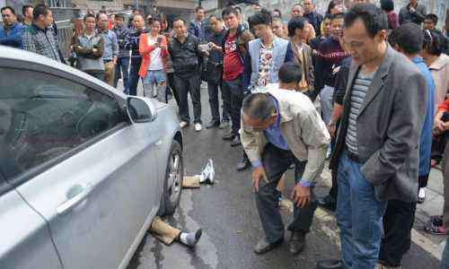 碰瓷后鉆車底索賠 男子碰瓷后鉆車底索賠 兩腳壓車輪市民都看呆了