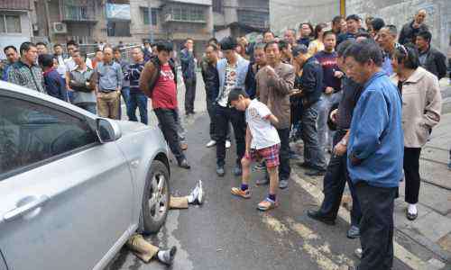 碰瓷后鉆車底索賠 男子碰瓷后鉆車底索賠 兩腳壓車輪市民都看呆了