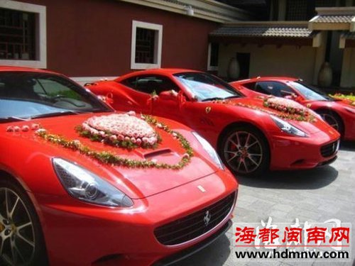 婚禮現(xiàn)場(chǎng)的豪車