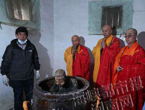 坐缸 晉江普照寺福厚老和尚坐缸三年肉身不腐 寺廟將塑金身