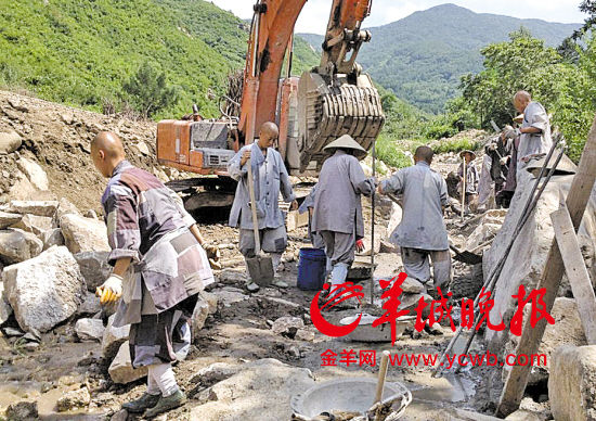 大悲寺下院的女居士們在修建寺廟和廟旁的渠道 李根 攝