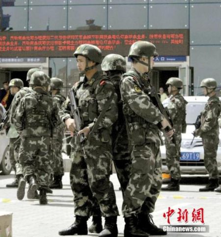 圖為2014年5月3日，新疆烏魯木齊，武警火車站前持槍巡邏，維護(hù)治安