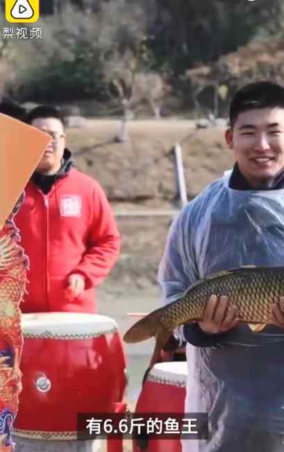 高校撈400斤魚為師生做全魚宴 學(xué)生抱魚王“躍龍門” 網(wǎng)友羨慕！