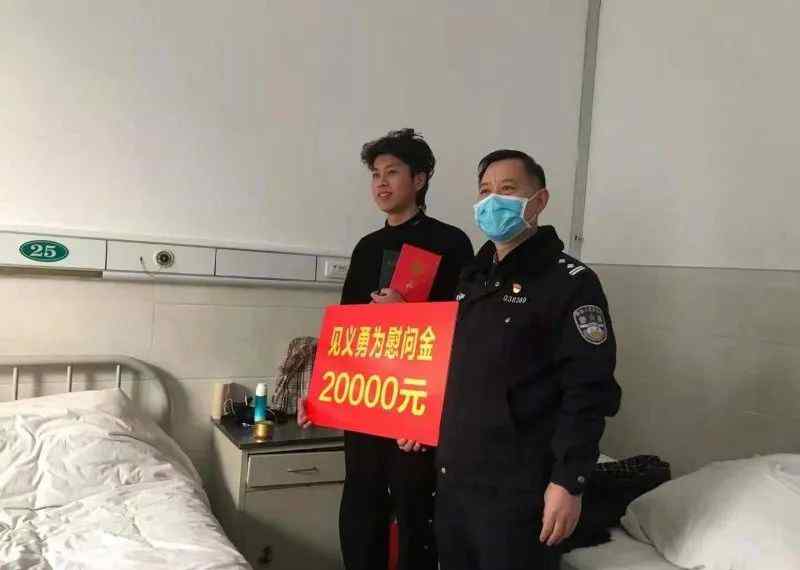 “不后悔” 18歲藝考生徒手擋刀手筋斷裂！網(wǎng)友：這雙手能彈琴也能救人