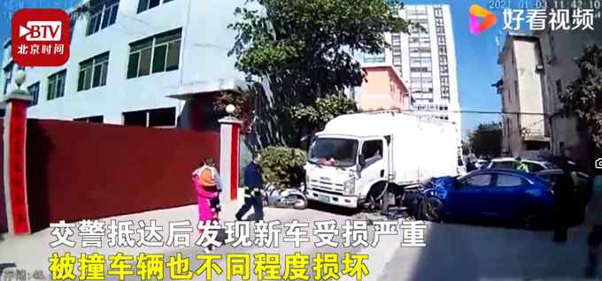 坑娃！父親沒駕照還幫兒子挪車 結果連撞10車 交警：保險不賠！