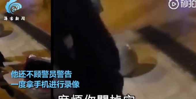 攜“港獨”卡片 男子挑釁港警被斥責后立馬慫了 乖乖報上身份