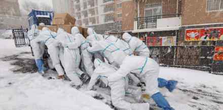 這兩張照片值得刷屏！大連海洋大學(xué)志愿者雪中留下最美背影