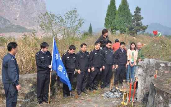 荊中秀 永州寧遠(yuǎn)縣公安局祭奠烈士李國勤 為其掃墓獻(xiàn)花