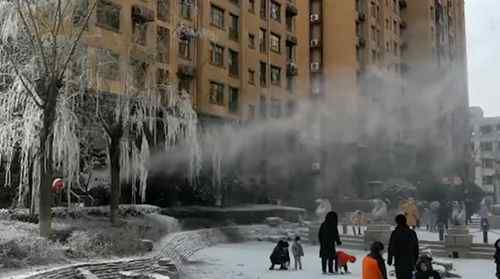 小區(qū)自購造雪機(jī)提升業(yè)主幸福度 網(wǎng)友：別人家的小區(qū)！ 到底什么情況呢？