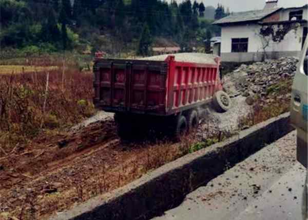 重慶南坪車(chē)禍 重慶發(fā)生慘烈車(chē)禍 一名路人被撞身亡