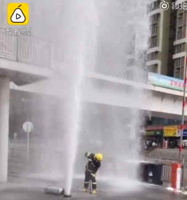 淚目！消防員零下三度下井關(guān)水閥刷屏朋友圈 他說：顧不了那么多