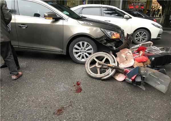 廣安車禍 廣安城南一號(hào)橋附近發(fā)生一起車禍