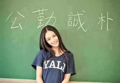 美女公交做作業(yè) 長沙美女公交上做作業(yè)走紅 校服美女長什么樣