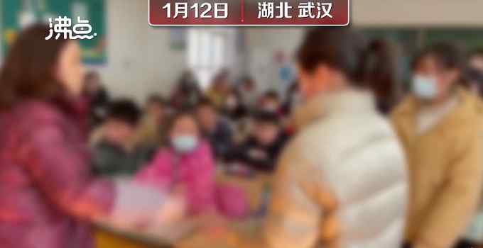 小學(xué)生排隊被老師竹板打手 拍攝者示意：這個要打重一點