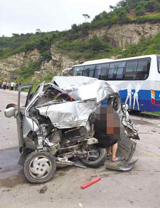 面包車客車相撞 臨海一路段發(fā)生車禍 面包車大客車相撞致2死4傷