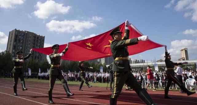 上海交大附中嘉定分校 受贈(zèng)“祖國第一旗”，數(shù)十位老將軍參加交大附中嘉定分校升國旗儀式