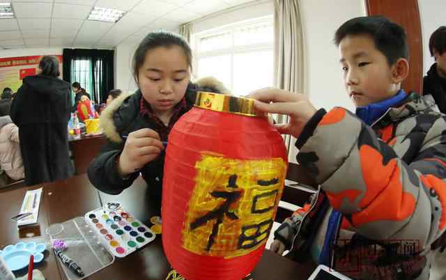 元宵節(jié)手繪畫 小小河道長(zhǎng)手繪燈籠創(chuàng)意繪畫 元宵前夕添江景