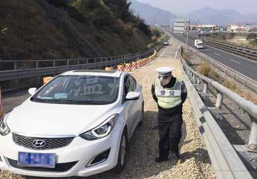 避險車道 小車沖進避險車道 司機稱是為了試備胎是否牢固