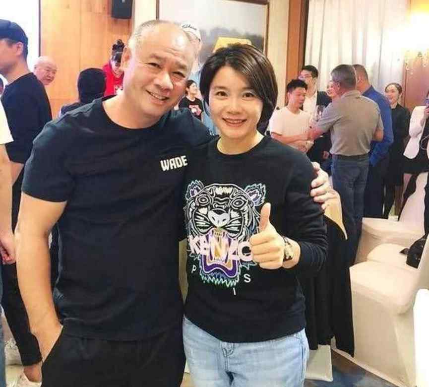 李寧妻子 體操王子李寧現(xiàn)狀：57歲身價(jià)百億卻滿頭白發(fā)，妻子依然貌美有韻味