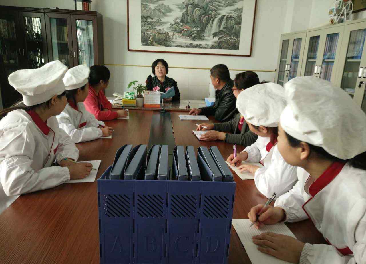 食品安全知識培訓(xùn) 春蕾幼兒園食堂食品安全衛(wèi)生管理知識培訓(xùn)