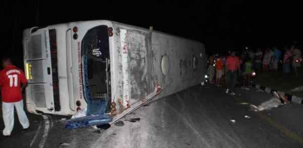 泰國(guó)旅游中巴翻車 泰國(guó)一旅游中巴翻車致18名中國(guó)人受傷（圖）