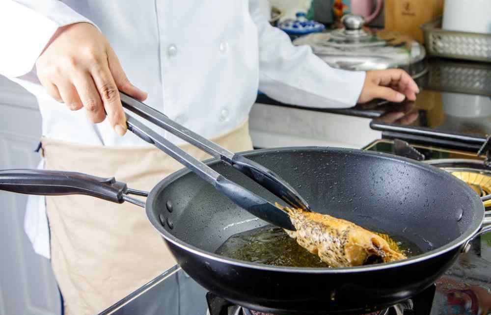 煎魚不粘鍋 煎魚時，別直接下油鍋！學會這5點，魚肉外酥里嫩，不粘鍋不掉皮