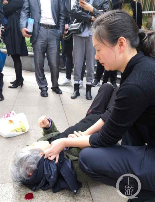 頭號警花 最美警花！老太街頭昏倒頭部流血，女特警脫衣包扎