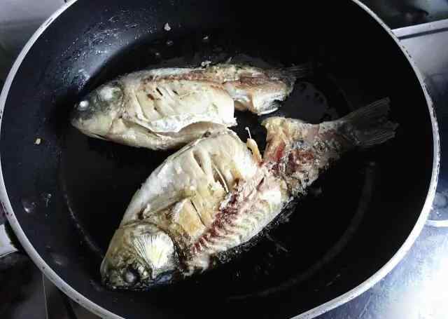 煎魚不粘鍋 煎魚時，別直接下油鍋！學會這5點，魚肉外酥里嫩，不粘鍋不掉皮