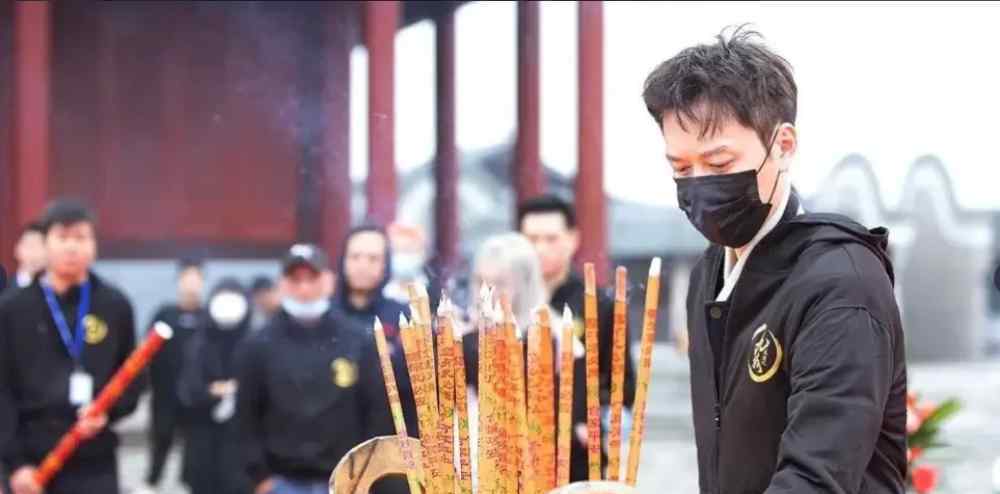 馮紹峰的圖片 馮紹峰亮相開機(jī)儀式，生圖憔悴與趙麗穎像兩代人，看清粉絲的理由：有點(diǎn)扯