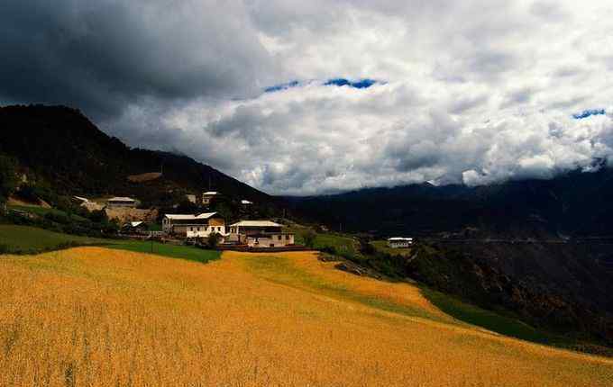 香格里拉有哪些景點 在云南旅游高原反應(yīng)有哪些？香格里拉自駕旅游景點必去，快來香格里拉看雪吧