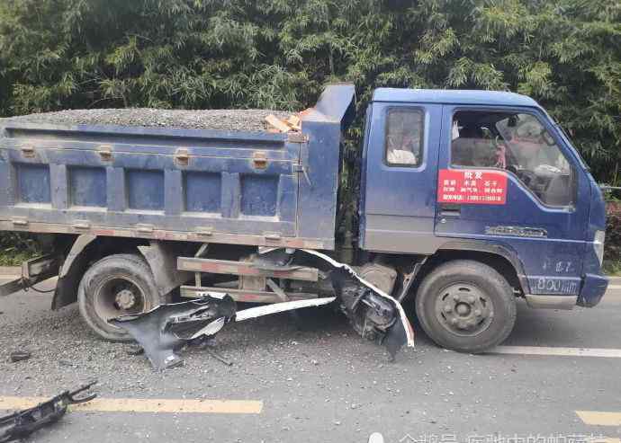 江寧車禍 江蘇省南京市江寧區(qū)近日發(fā)生一起車禍！事故致保時捷車損十分嚴重