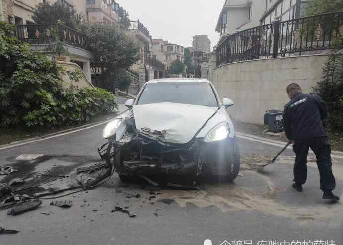 江寧車禍 江蘇省南京市江寧區(qū)近日發(fā)生一起車禍！事故致保時捷車損十分嚴重